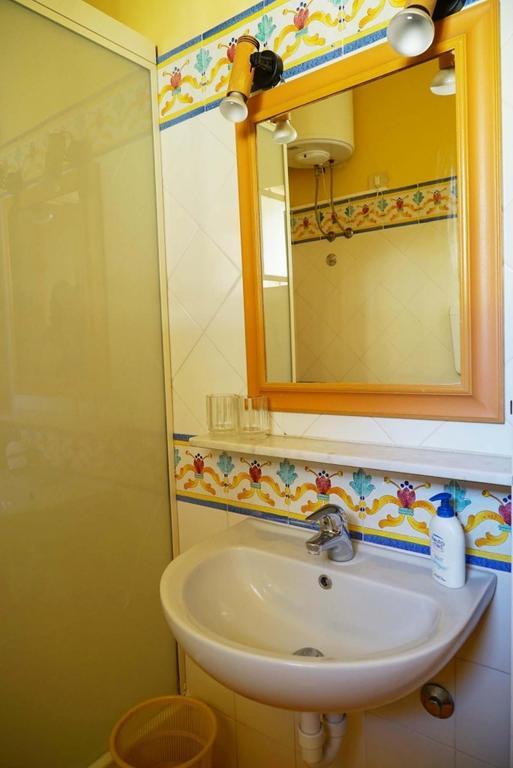 Bed And Breakfast Riviera Di Chiaia Turrisi Наполи Стая снимка