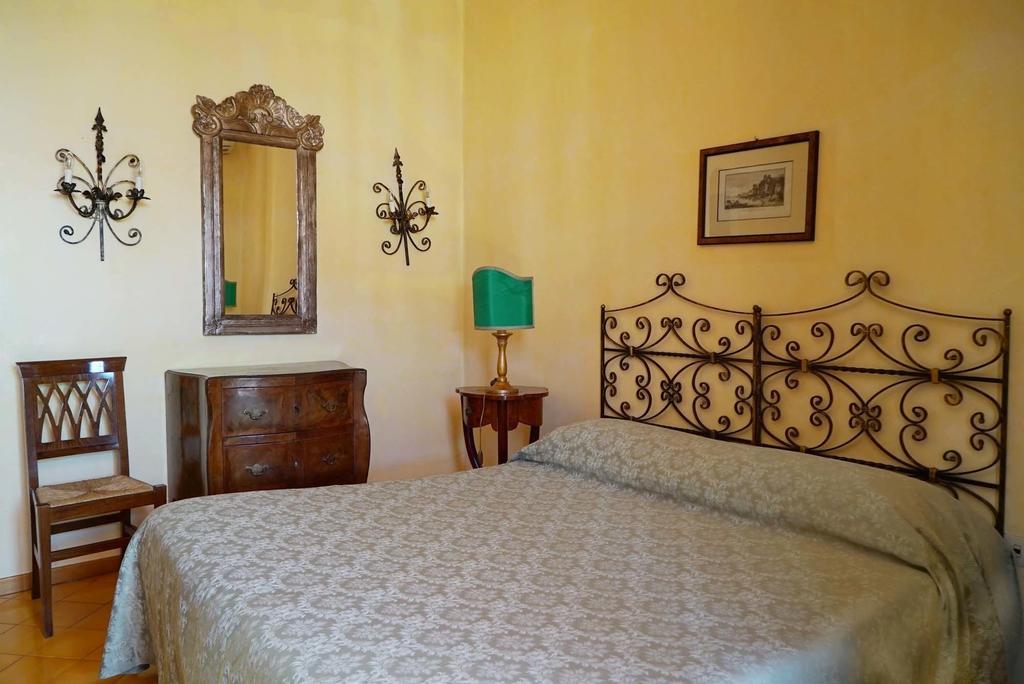 Bed And Breakfast Riviera Di Chiaia Turrisi Наполи Стая снимка